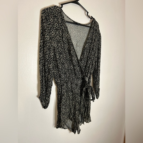 American Eagle Outfitters Black V Neck Vouse - Picture 4 of 5